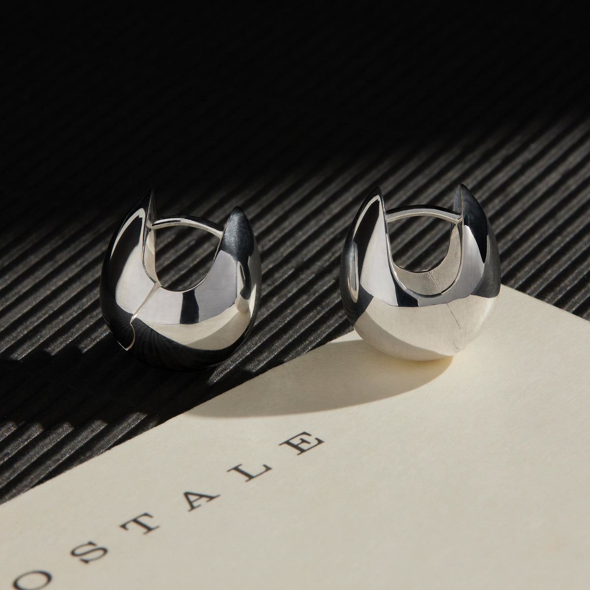 Mode Huggie Earrings