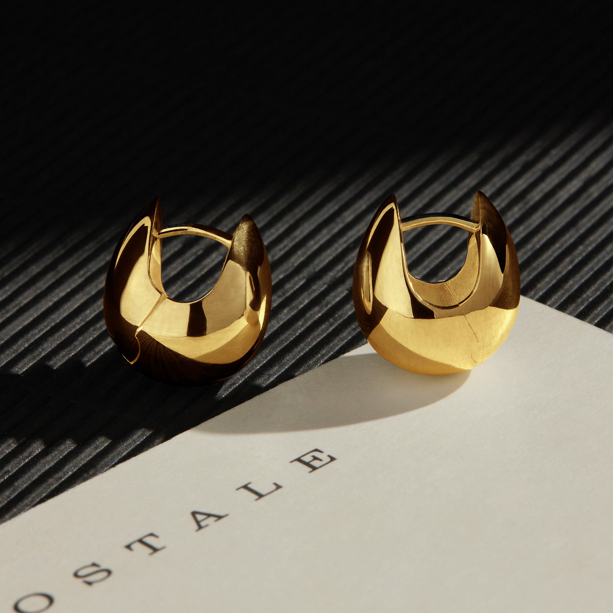 Mode Huggie Earrings