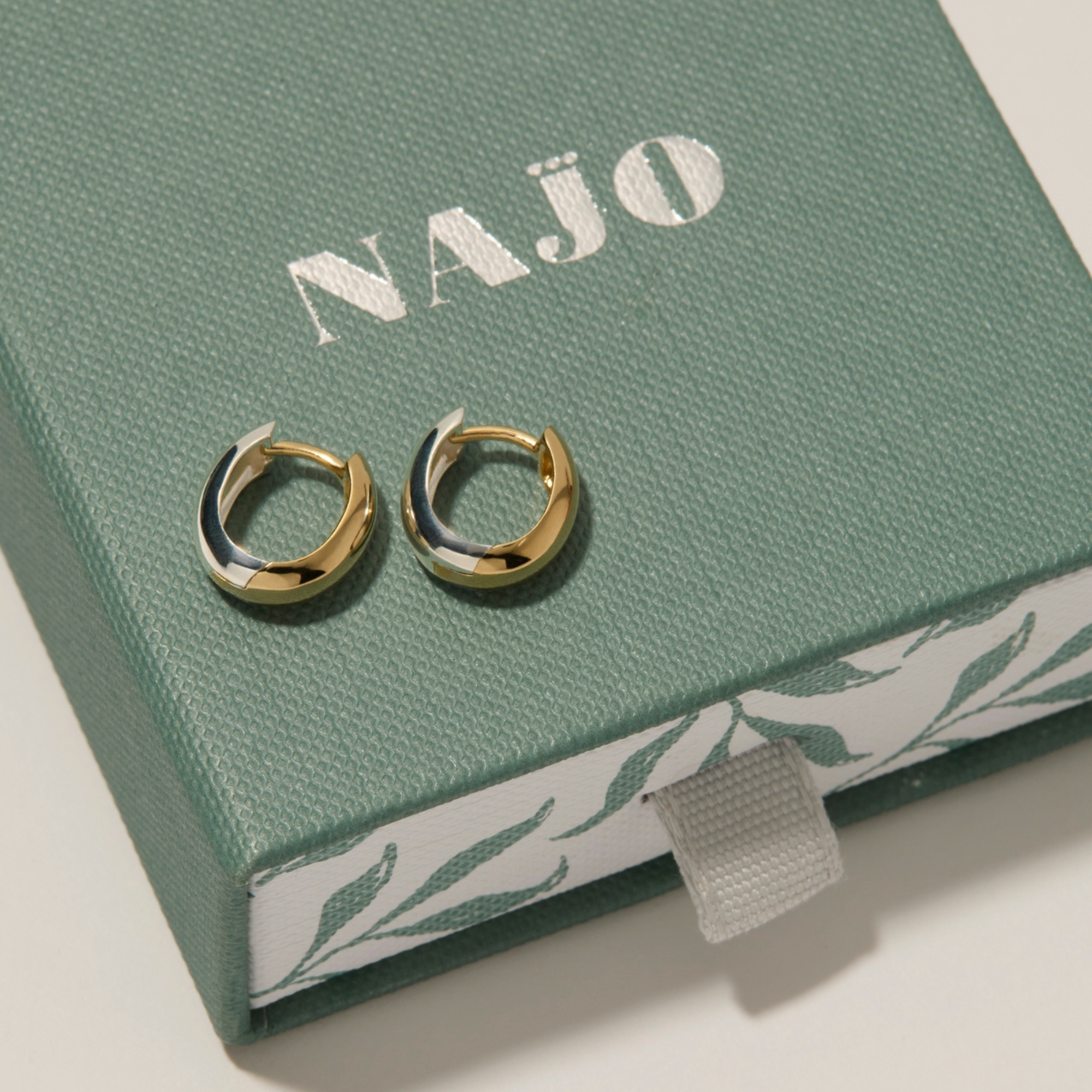 DAILY TELEGRAPH | Jade and Jas Spoil Mum